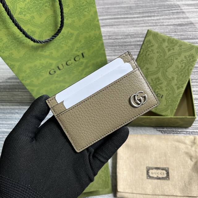 配全套专柜绿色包装 Gg Marmont系列卡片夹 Gucci持续更新配色 添加更精致的色调 在全新配色与组合中 品牌运用现代视角 重新诠释经典gg Marmo