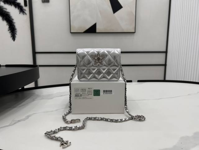 A96051 Chanel 银色星星链条包搭配五角星今年的新年礼物送到心坎了 链条包多种背法多种用途 容量可以装下很多卡 五角星挂坠也可以做零钱包 萌萌哒