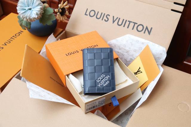 原单品质 M60543 压格 蓝色卡包 袋裝萬用錢包 Louis Vuitton的小巧袋裝萬用錢包是理想的多合一錢包 可容納信用卡 紙幣和證件 在經典taiga
