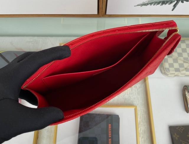 Louis Vuitton 顶级原单 独家背景 M45665红色 尺寸:26X20X5Cm 由全新标志性epl水波纹monogram Eclipse 帆布裁制而