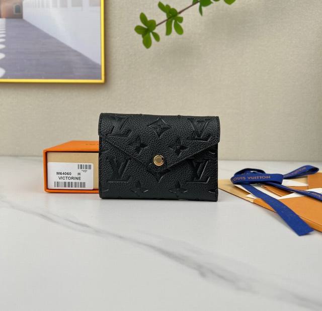 Louis Vuitton 顶级原单 独家背景m64060黑色 尺寸:12 X 9.5 X 1.5 厘米 Victorine 钱夹为柔软的 Monogram E
