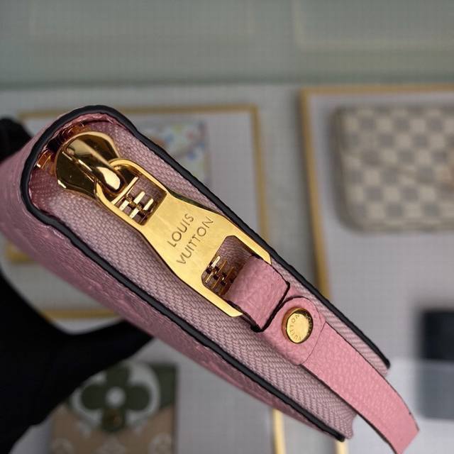 Louis Vuitton 顶级原单 独家背景 M64090粉色 尺寸 19.5X10 经典钱夹全新升级 新增四个信用卡槽与一款彩色内衬 以皮革裁制而成 功能更