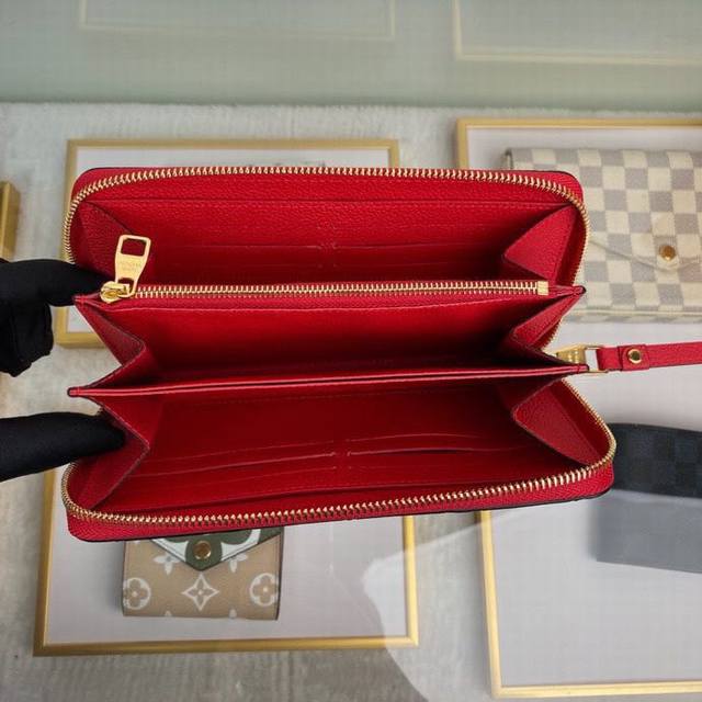 Louis Vuitton 顶级原单 独家背景 M61865大红 尺寸 19.5X10 经典钱夹全新升级 新增四个信用卡槽与一款彩色内衬 以皮革裁制而成 功能更