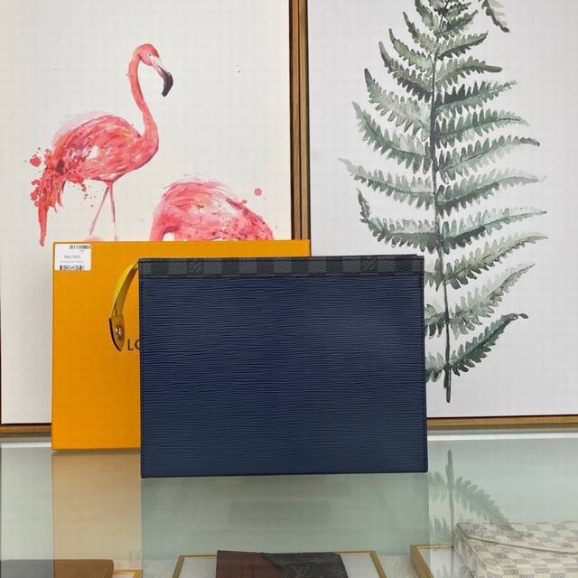 Louis Vuitton 顶级原单 独家背景 M67899 尺寸:27.0X 21.0X 3.0 Cm Pochette Voyage 中号手袋为 Epi 皮