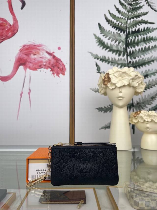 Louis Vuitton 顶级原单 独家背景 M80879 黑色m62650 全皮压花 尺寸:12.0 X 7.0 Cm 雅致又实用的小皮包 供放零钱和钥匙之