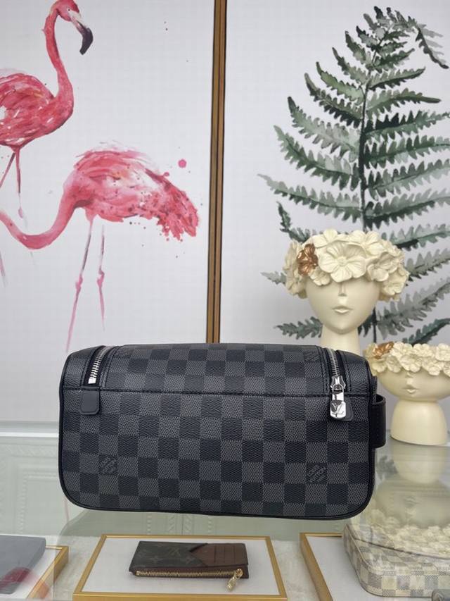 Louis Vuitton 顶级原单 独家背景 N47625黑格 尺寸: 26 14 12Cm 这款设计充满阳刚风味的梳洗袋以damier Graphite帆布