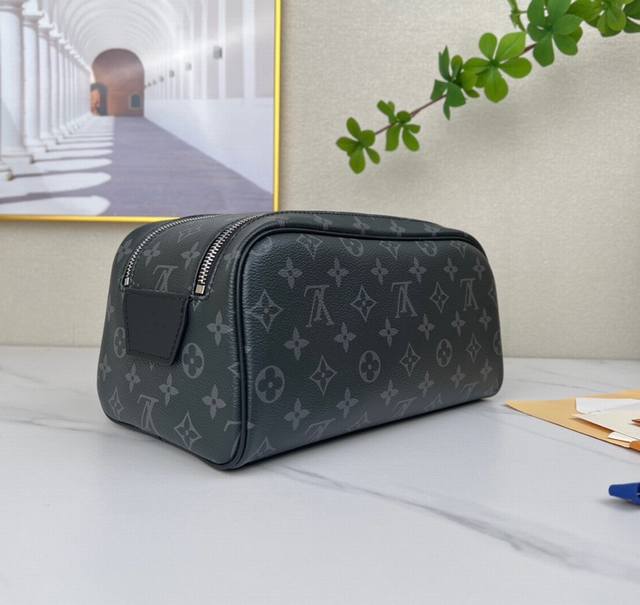 Louis Vuitton 顶级原单 独家背景 M46354黑花 尺寸: 28.0 X 15.0 X 16.5 厘米 本款 Dopp Kit 盥洗袋选用 Mon