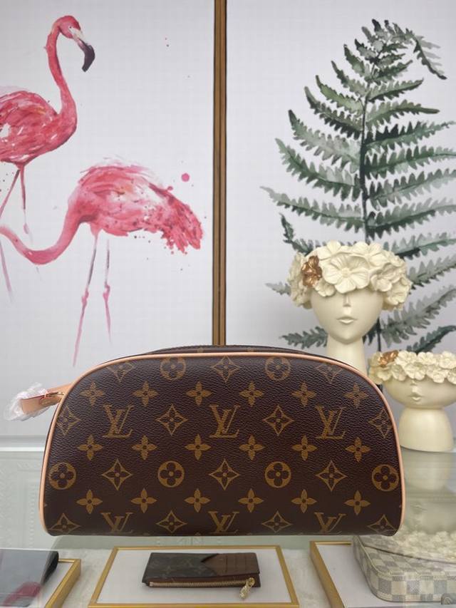 Louis Vuitton 顶级原单 独家背景m47527 老花 M47528 老花 尺寸:28.0X 16.0X 13.0 Cm 这款特大号的盥洗包外观大方