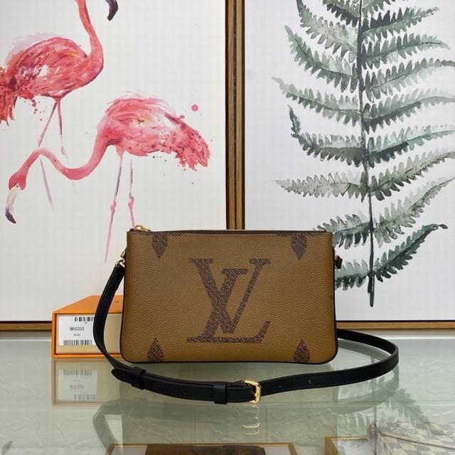 Louis Vuitton 顶级原单 独家背景m69203 尺寸:20.0X 12.5X 3.0 Cm 本款 Double Zip Pochette 手袋融合