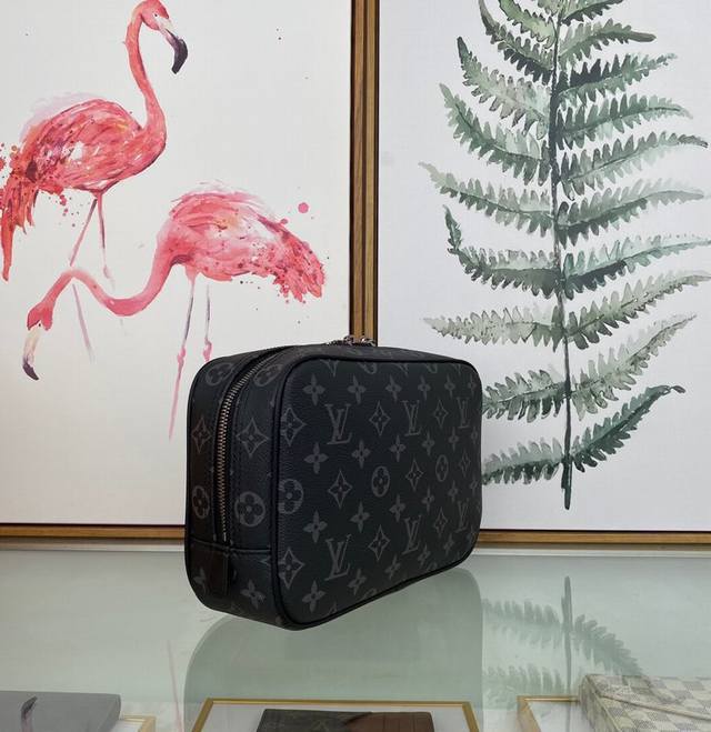 Louis Vuitton 顶级原单m43383黑花 尺寸:26 X 17 X 7厘米 如今 旅行者们都希望拥有一款实用的盥洗包可轻松放入行李箱 作短途旅行之用