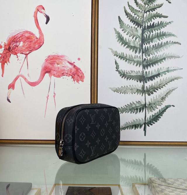 Louis Vuitton 顶级原单 M43384黑花 尺寸: 21 X 6 X 13.5 Cm 经典洗漱包 这款小号的盥洗包外观大方 容量充足 面料为手感柔软