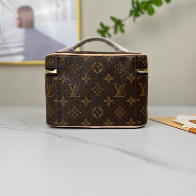 Louis Vuitton 顶级原单 独家背景m44495 尺寸: 20.0 X 13.5 X 12.0 Cm Nice 迷你化妆包以柔软的 Monogram