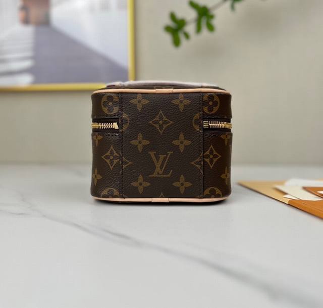 Louis Vuitton 顶级原单 独家背景m44936 尺寸:14 X 10.2 X 8.5 厘米 Nice Nano 化妆包以 Monogram 帆布塑造