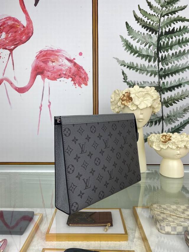 Louis Vuitton 顶级原单 独家背景m30840手包 尺寸: 27.0 X 21.0 X 6.0 厘米 本款 Pochette Voyage 手拿包融