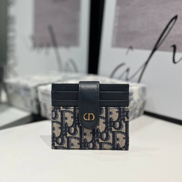 Ch136 细长而小巧的 Dior Oblique 卡夹便于携带卡片和现金 时尚的米色和黑色 Dior Oblique 图案提花材质 制作 流线型结构 轻松装入