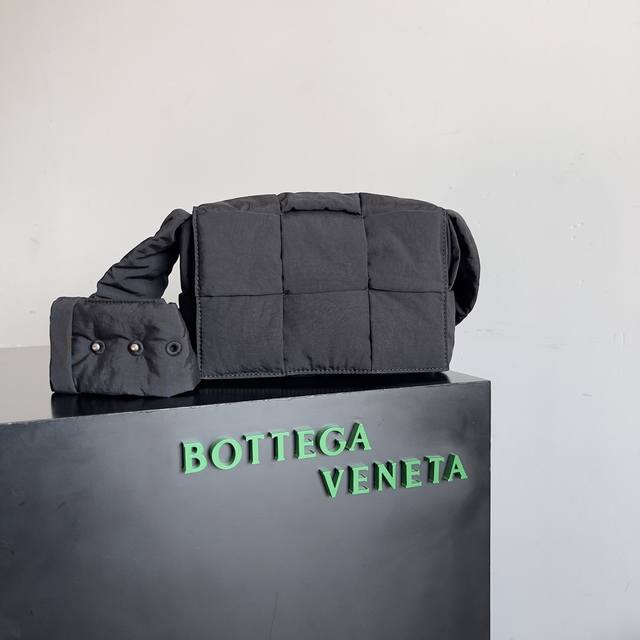 Bottega Veneta葆蝶家太空羽绒包出小号啦 男女同款 超级好看哦 空气羽绒轻便又独特 尼龙材质提成了包包整体的质感 真的百搭又实用 款号 182 尺寸