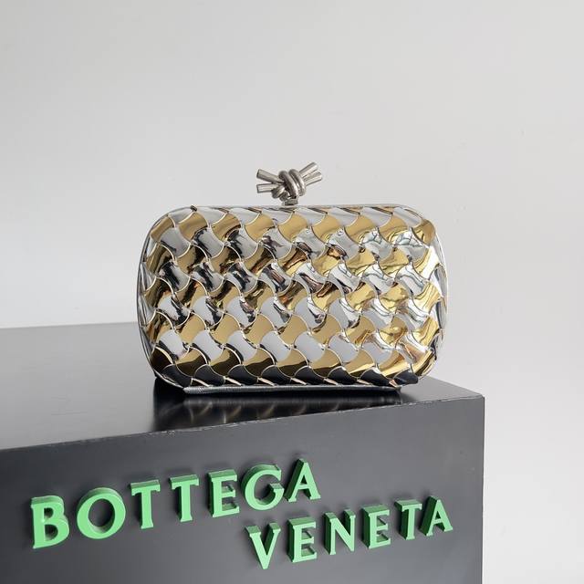 Bottega Veneta葆蝶家2024新品女士晚宴包 更加繁杂的编织工艺 让其呈现出波浪双纹 作为圣道胶囊的主角之一 犹如圣诞树上的星星一般闪耀 款号 77