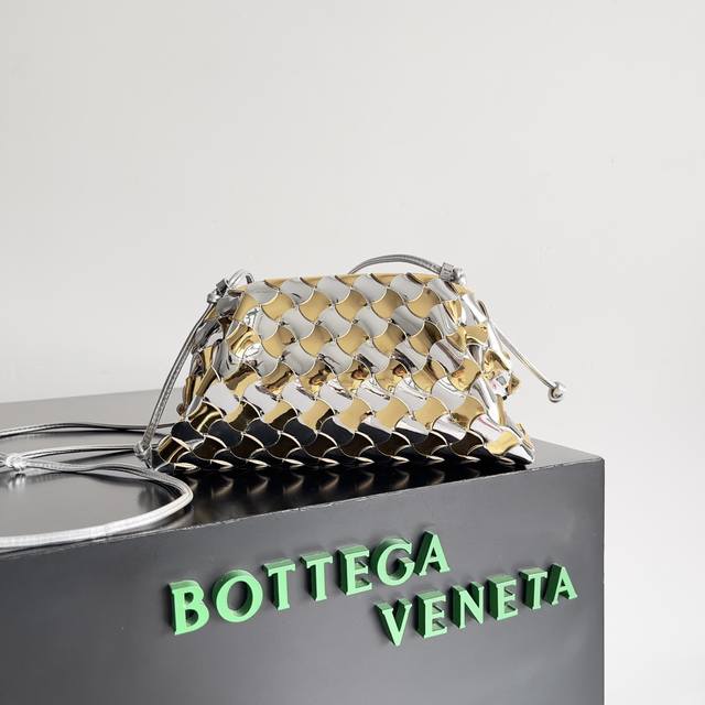Bottega Veneta葆蝶家2024新品女士迷你pouch手拿包 更加繁杂的编织工艺 让其呈现出波浪双纹 作为圣道胶囊的主角之一 犹如圣诞树上的星星一般闪