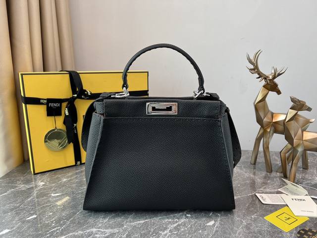 Fendi Peekaboo 采用七层油边涂抹工艺配合手工缝制蜡线 皮纹清晰有质感 越用越柔软的t0Go 历经岁月之后更有味道 33.12.26Cm 款号290