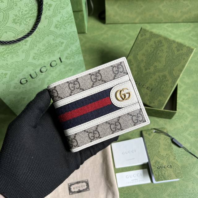 配全套原厂绿盒包装 G家最新钱夹到货 也可作为钱夹使用 是品牌主推的一款实用设计单品 经典gg图案是品牌在30年代开始使用的标志性元素之一 历经近一个世纪的发展