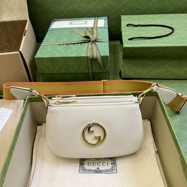 配全套原厂绿盒包装 Gucci Blondie系列迷你手袋 自20世纪60年代问世至今 标志性互扣式双g标识一直是gucci各个系列不可或缺的设计元素 该标识源