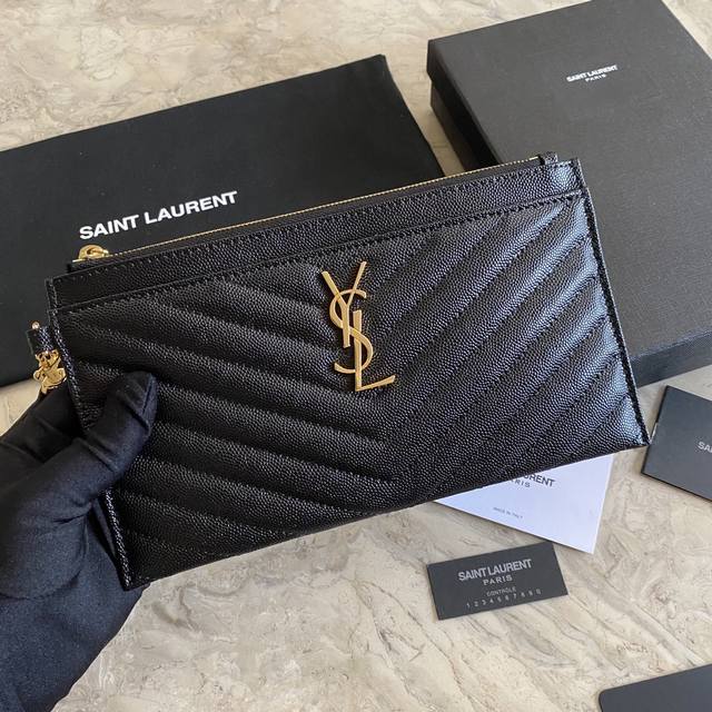 圣罗兰ysl 鱼子酱拉链手拿包 配以可拆式提手 外侧四个卡片槽 尺寸23*13*1 型号423297