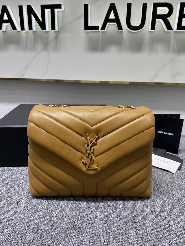 焦糖色 Ysl 小号长形信封挎包 经典柔和造型前翻盖包 带金属联结ysl标志 金属和真皮链条肩带以及y字形拼接缝合 尺寸25Cm编码392277