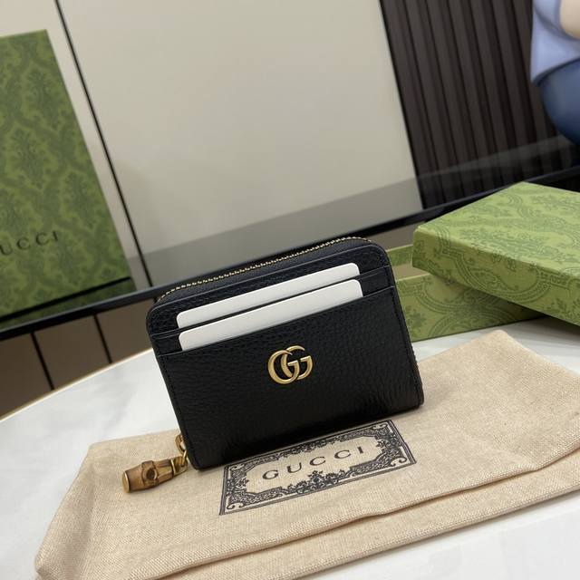 配全套原厂绿盒包装 Gg Marmont系列卡包 这款gg Marmont系列钱夹采用经典耐看的黑色皮革制作 为aria-时尚咏叹调 系列再添经典之作 双g配件