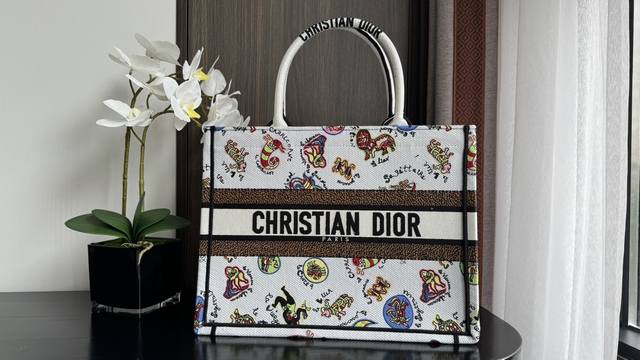 新款这款 Book Tote 手袋由 Dior 女装创意总监玛丽亚 嘉茜娅 蔻丽 Maria Grazia Chiuri 设计 是体现 Dior 美学的主打产品