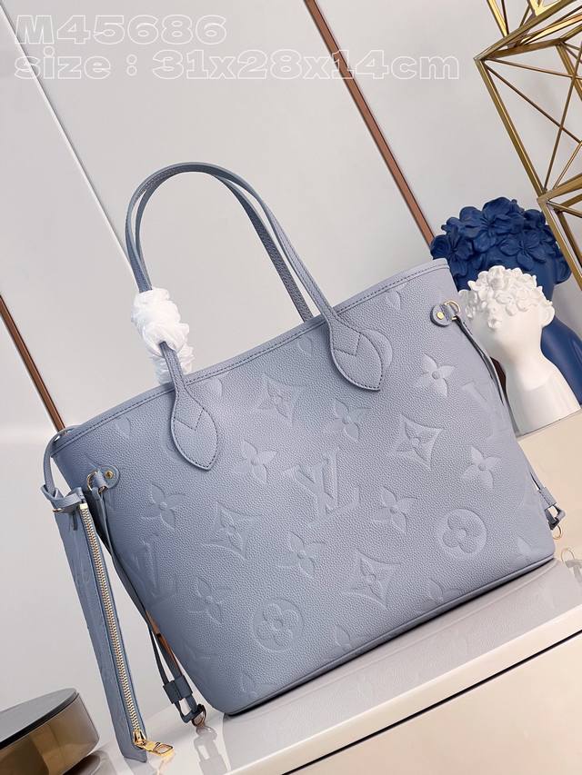 顶级原单 独家实拍 M45686雾霾蓝压花 本款 Neverfull 中号手袋取材 Monogram Empreinte 粒面皮革 搭配微纤维内衬和金属件 收紧