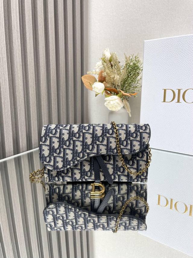 Dior 小号老花复古马鞍包 Dior Saddle Woc 多功能链条包 手拿包 这款包搭配了链条即可当做手拿包也可以当斜挎包 内配六个卡槽 还有个零钱袋 容