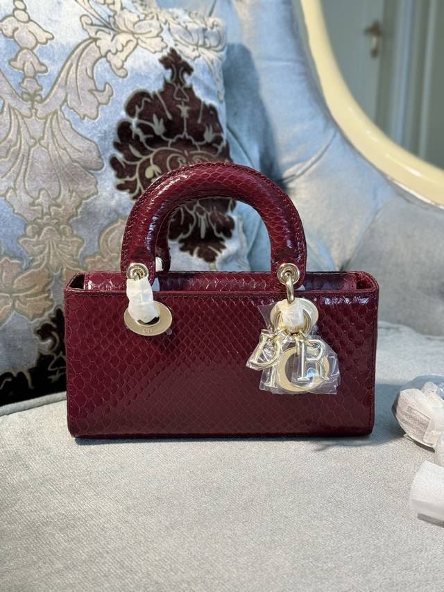 中号22Cm进口蟒蛇皮 这款 Lady D-Joy 手袋集中体现了 Dior 对优雅和美丽的深刻洞见 时髦典雅的设计经久不衰 彰显 Lady Dior 系列的简