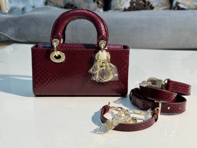 中号22Cm进口蟒蛇皮 这款 Lady D-Joy 手袋集中体现了 Dior 对优雅和美丽的深刻洞见 时髦典雅的设计经久不衰 彰显 Lady Dior 系列的简