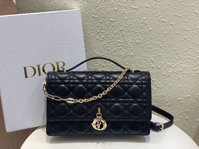 Miss Dior 手提包 黑色羊皮革藤格纹 这款 Miss Dior 手提包是二零二四早春系列的新品 优雅实用 采用黑色羊皮革精心制作 饰以藤格纹缉面线 翻盖