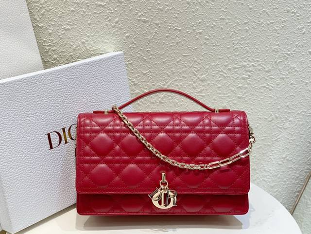 Miss Dior 手提包 红色羊皮革藤格纹 这款 Miss Dior 手提包是二零二四早春系列的新品 优雅实用 采用羊皮革精心制作 饰以藤格纹缉面线 翻盖点缀