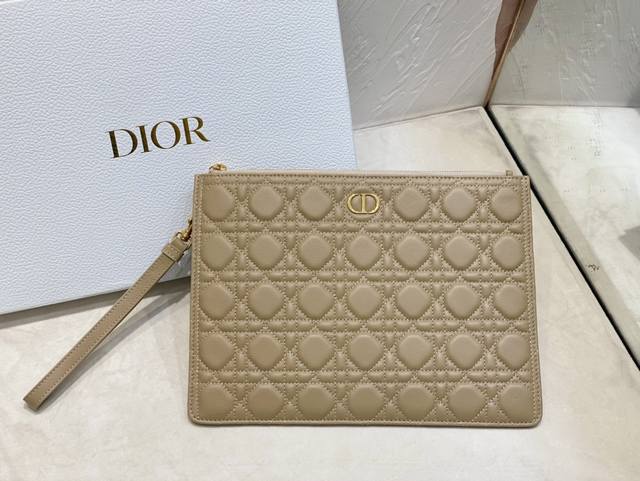 Dior Caro 日常手拿包是一款优雅实用的单品 采用自然色柔软牛皮革精心制作 饰以标志性的藤格纹缉面线 正面点缀以 Cd 标志 大号款式 可收纳各种日常用品