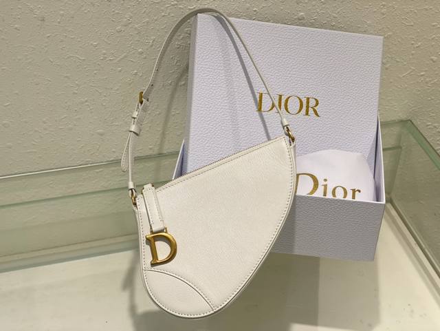 Dior新款马鞍包 这款马鞍手拿包是二零二四早春系列新品 重新诠释同名系列的复古金色饰面金属马镫 D 形吊饰等经典标识 采用白色羊皮革精心制作 精巧的设计 隔层