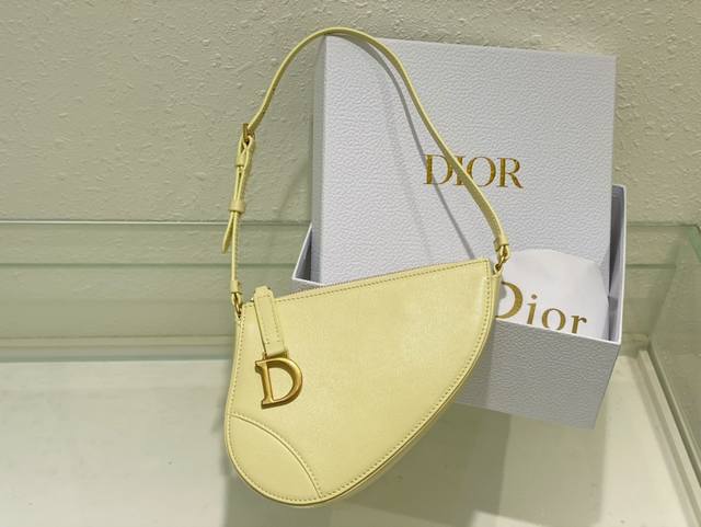 Dior新款马鞍包 这款马鞍手拿包是二零二四早春系列新品 重新诠释同名系列的复古金色饰面金属马镫 D 形吊饰等经典标识 采用淡黄色羊皮革精心制作 精巧的设计 隔