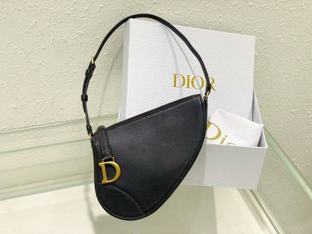 Dior新款马鞍包 这款马鞍手拿包是二零二四早春系列新品 重新诠释同名系列的复古金色饰面金属马镫 D 形吊饰等经典标识 采用黑色羊皮革精心制作 精巧的设计 隔层