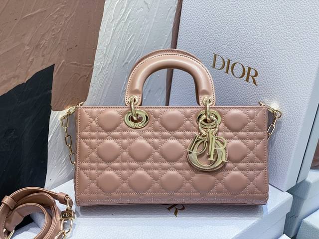 新款戴妃横款羊皮系列 中号 这款 Lady D-Joy 手袋诠释了 Dior 对典雅和美丽的深刻洞见 高雅经典的款式 采用裸粉色羊皮革精心制作 搭配浅金色饰面金