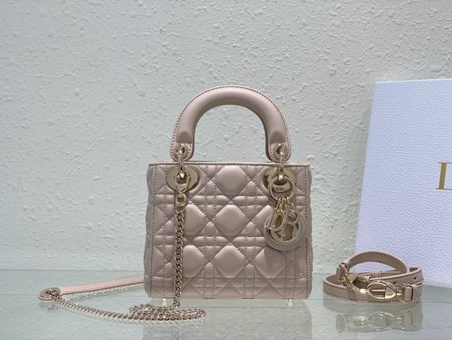 Lady Dior 三格沙粉色 经典款戴妃包手袋集中体现了 Dior 对典雅和美丽的深刻洞见 精心制作 以藤格纹缉面线打造醒目的绗缝细节 高雅经典的设计经久不衰