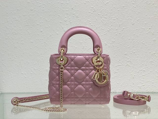 Lady Dior 三格复古粉色 经典款戴妃包手袋集中体现了 Dior 对典雅和美丽的深刻洞见 精心制作 以藤格纹缉面线打造醒目的绗缝细节 高雅经典的设计经久不