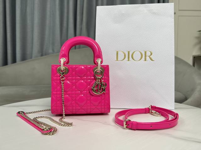 迷你 Lady Dior 手袋 1004# 玫红色漆皮牛皮革藤格纹 这款 Lady Dior 手袋集中体现了 Dior 对优雅和美丽的深刻洞见 采用玫红色漆皮牛