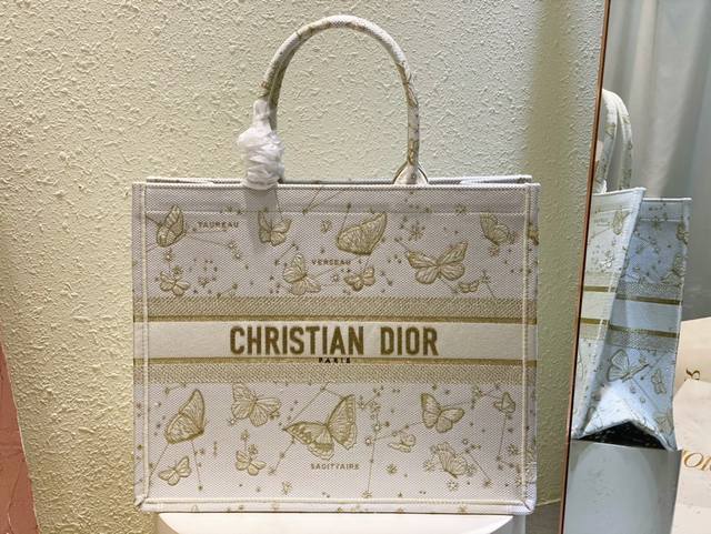 新款金丝蝴蝶 这款 Book Tote 手袋由 Dior 女装创意总监玛丽亚 嘉茜娅 蔻丽 Maria Grazia Chiuri 设计 是体现 Dior 美学