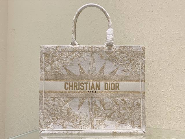 新款金丝绣线 这款 Book Tote 手袋由 Dior 女装创意总监玛丽亚 嘉茜娅 蔻丽 Maria Grazia Chiuri 设计 是体现 Dior 审美