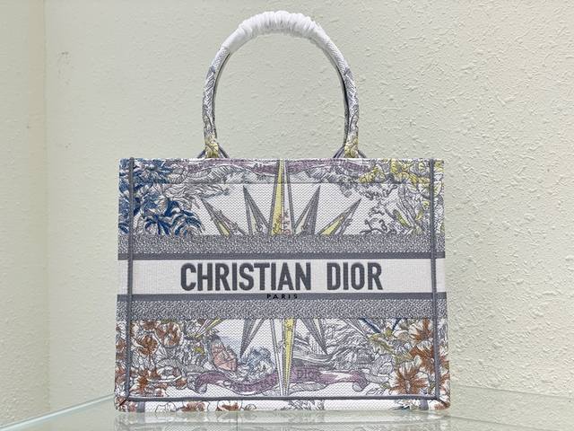 新款灰色绣线 这款 Book Tote 手袋由 Dior 女装创意总监玛丽亚 嘉茜娅 蔻丽 Maria Grazia Chiuri 设计 是体现 Dior 审美