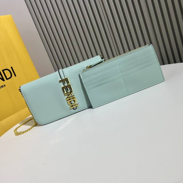 Fendi 官网最新春夏通勤链条卡包 盖头搭配原版fendi字母五金 原版定制牛皮 皮质细腻柔软 精致小巧的版型 配有一个小拉链内袋 可插卡 可放手机 配有链条