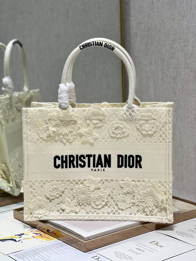 正品级 鱼丝白 中号 Dior Book Tote 购物袋 这款book Tote手袋灵感来自女装创意总监玛丽亚 嘉茜娅 蔻丽 Maria Grazia Chi