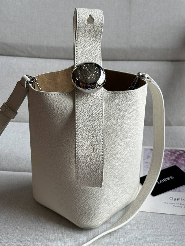 原厂皮 迷你柔软粒面牛皮革 Pebble Bucket 水桶手袋pebble将纯粹的简约线条与瞩目设计风格巧妙融合造就别具一格的创新的手袋设计 标志性的 Ana
