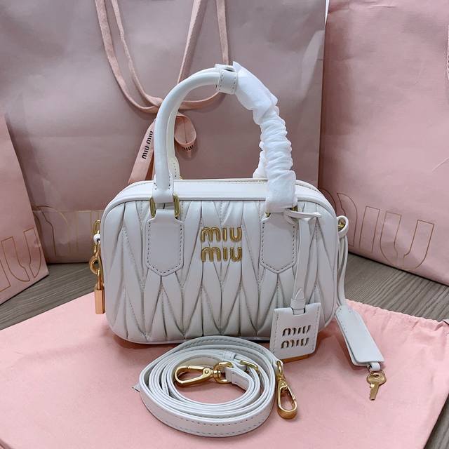 正品级 5Bb123 Miumiu新品too Pretty保龄球手袋 采用进口小羊皮经典品牌标志性matelasse纹理绣花 复古磨砂五金 保留了应有的俏皮感